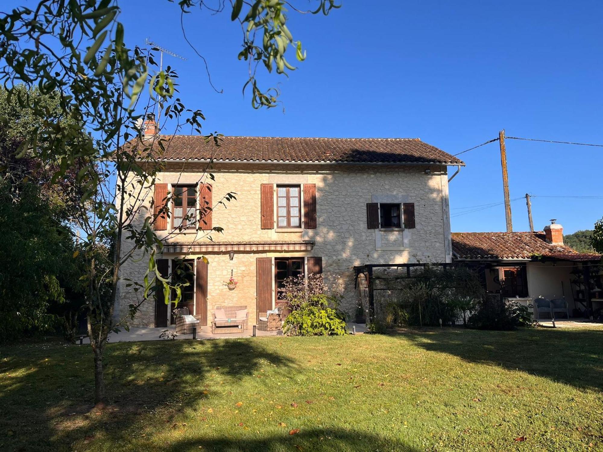 Les Bruyeres B&B Montbron Экстерьер фото