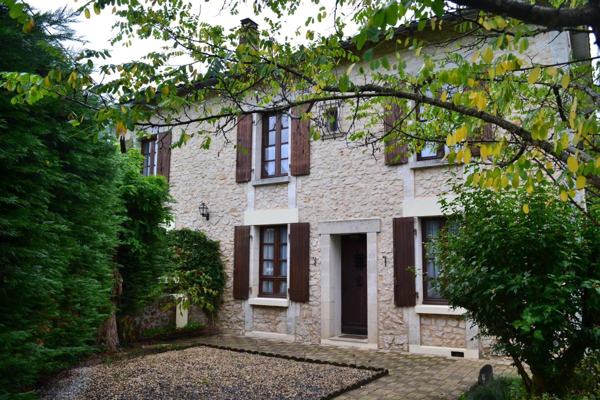 Les Bruyeres B&B Montbron Экстерьер фото